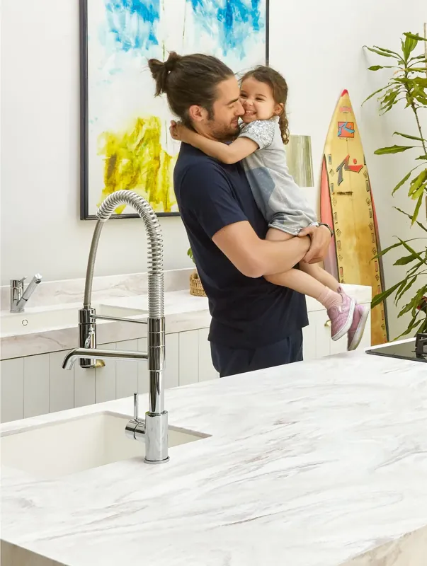 Blat Corian® Carrara Crema ze zlewami Spicy w kolorze Cameo White