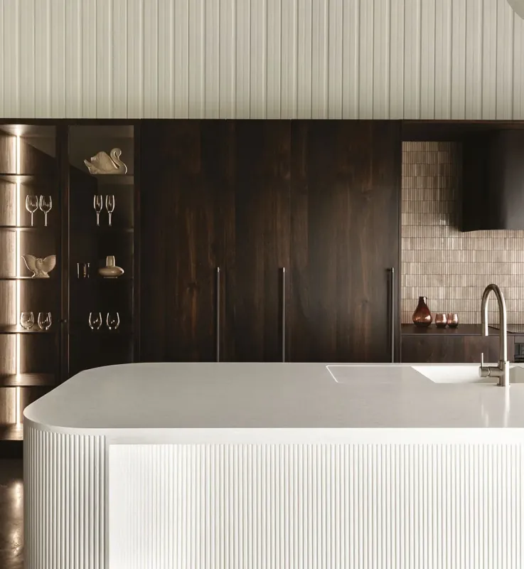 Biały blat Corian® Cirrus White z bezspoinowo zintegrowanym zlewem i frezowanym frontem