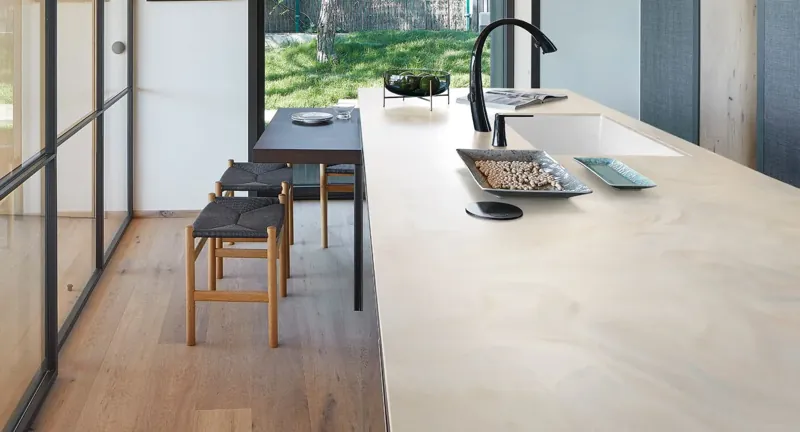 Długi jasny blat Corian® Artista Canvas z płytą indukcyjną