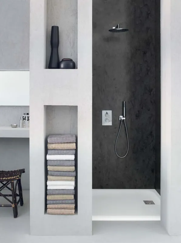 Prysznic z brodzikiem Corian® Smart i ścianami z ciemnego Corian® Lava Rock