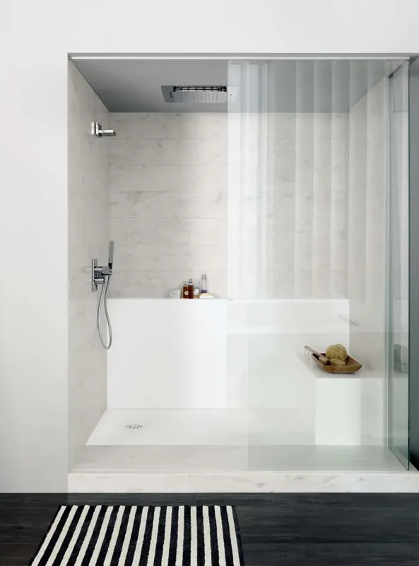 Strefa prysznica z brodzikiem Corian® Smart, półką i siedziskiem z tego samego materiału
