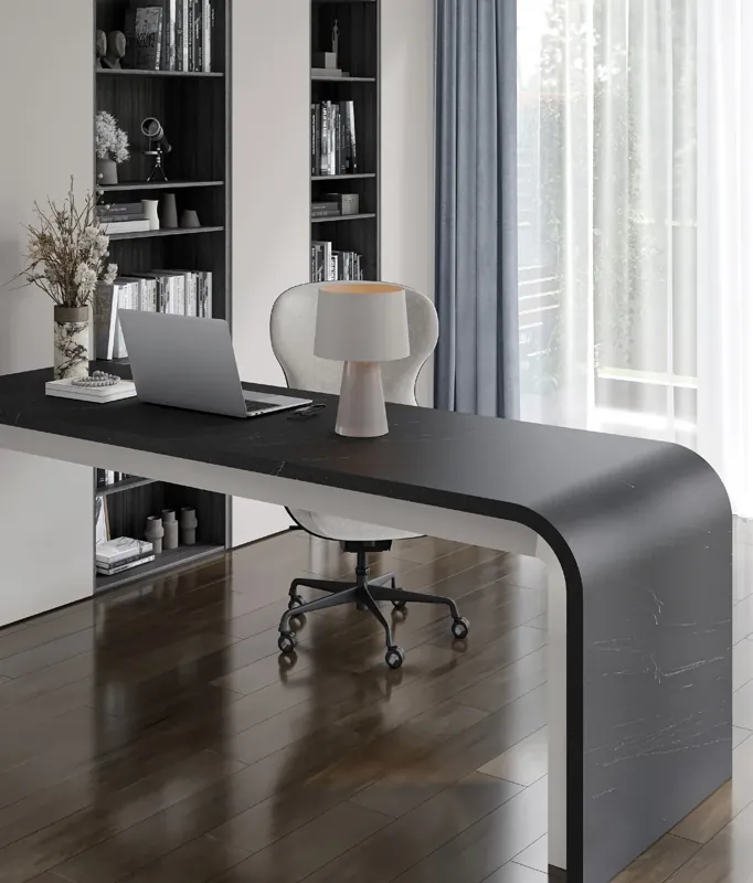 Gięte biurko z czarnej płyty solid surface w domowym gabinecie