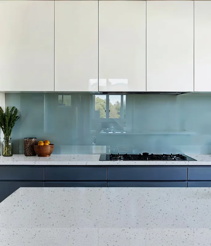 Blat kuchenny solid surface w dekorze mozaiki z dużymi drobinami