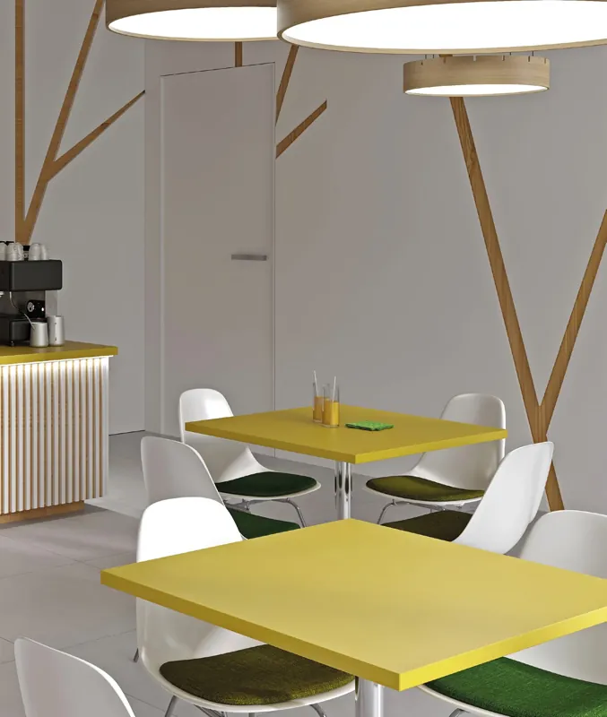 Kawiarnia z żółtymi blatami stolików z jednolitego solid surface