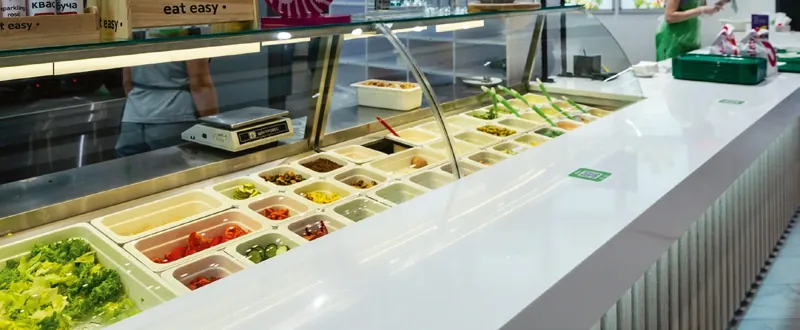 Lada z białego solid surface w lokalu gastronomicznym