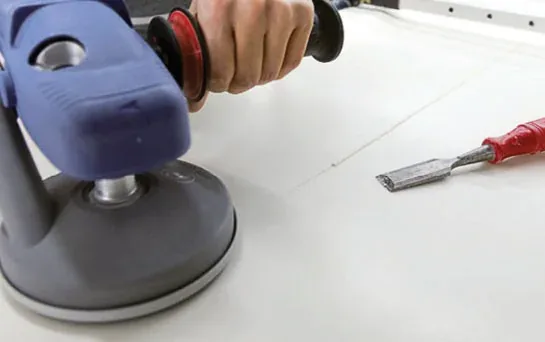 Szlifowanie płyty solid surface szlifierką mimośrodową w warsztacie