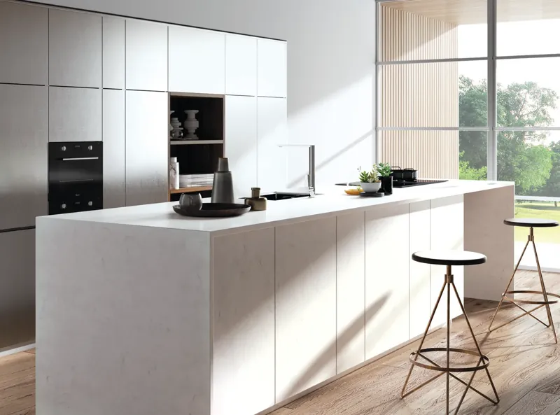 Nowoczesna kuchnia z białą wyspą z blatem solid surface i hokerami