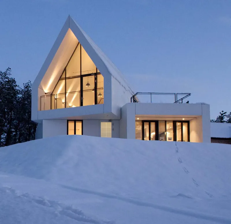 Dom jednorodzinny z elewacją HIMACS Alpine White wieczorem