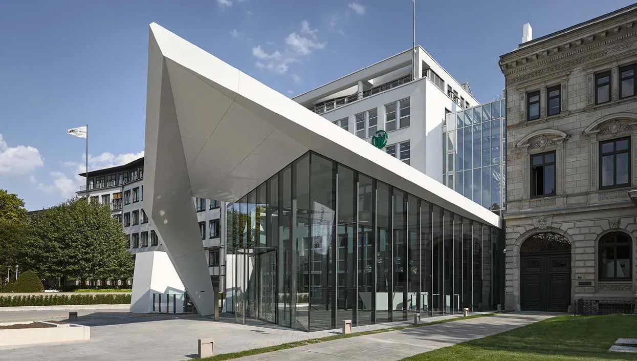 Pawilon wejściowy z rzeźbą dachu z ponad stu płyt HIMACS, Hamburg