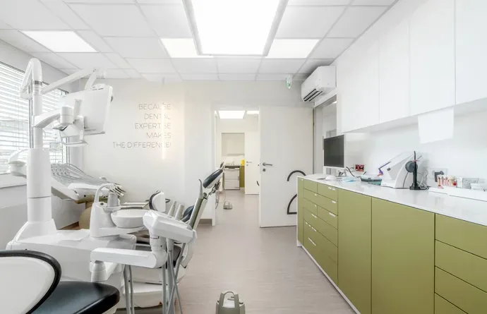 Gabinet stomatologiczny z białym blatem roboczym z HIMACS S028