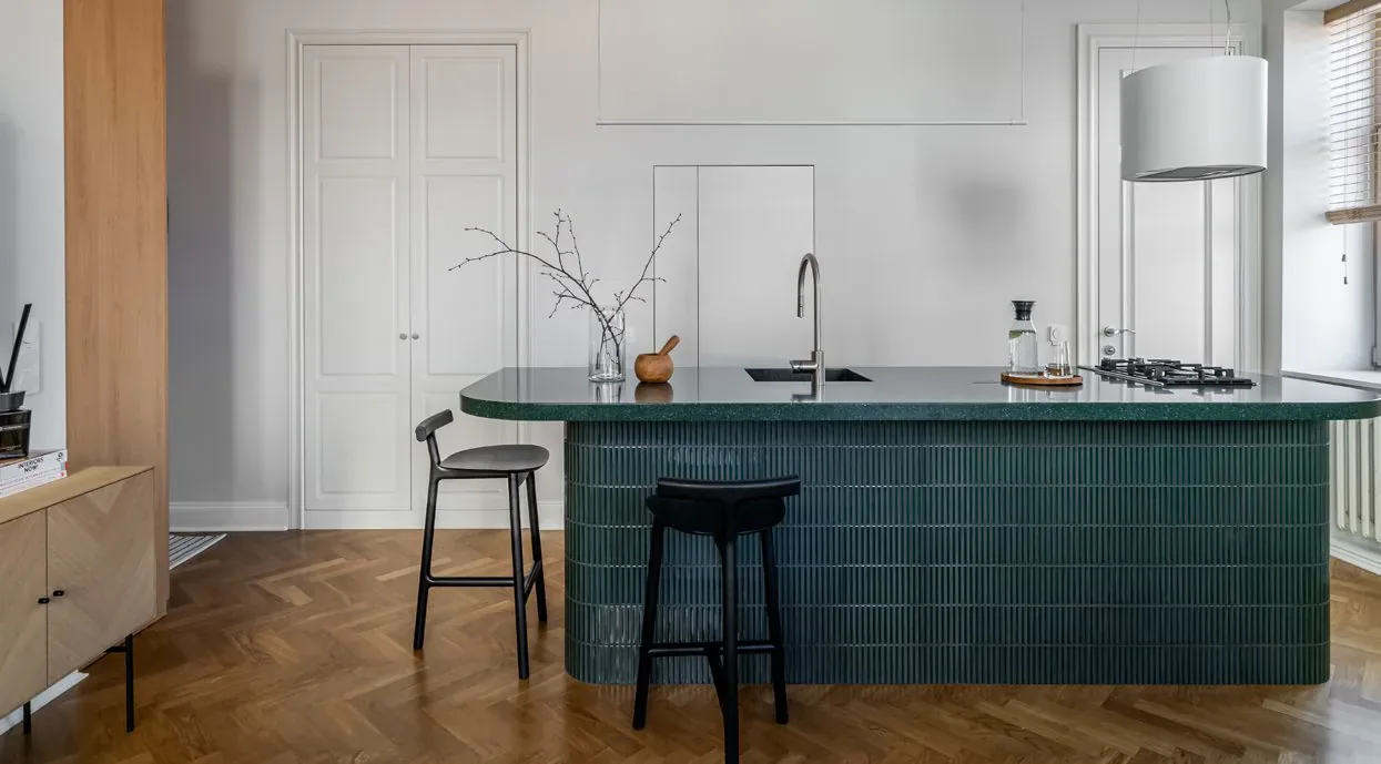 Wyspa kuchenna z ciemnozielonym blatem solid surface i zlewem zintegrowanym