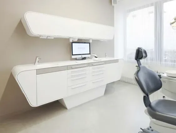 Gabinet stomatologiczny z wiszącą zabudową i blatem z białego HIMACS