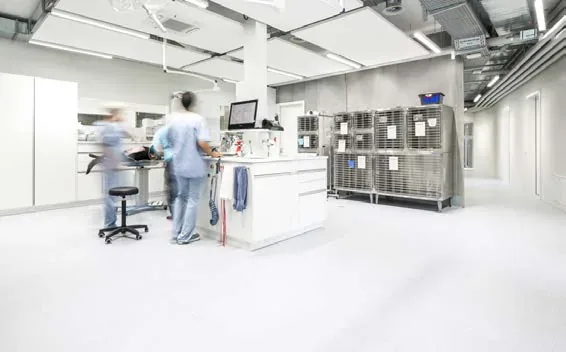 Klinika weterynaryjna z białymi blatami i stanowiskami zabiegowymi z HIMACS