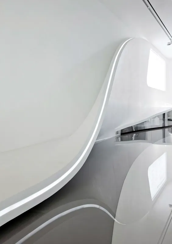 Termoformowana ściana z płyty solid surface o płynnej linii