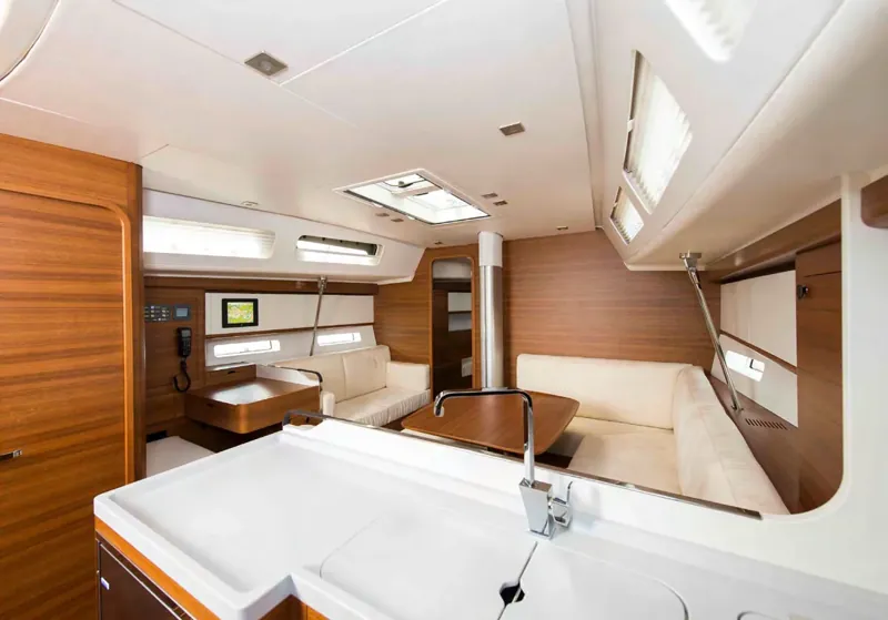 Kuchnia na jachcie Buizen 52 z blatem Staron Pearl