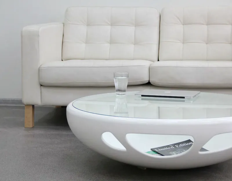 Okrągły stolik kawowy z solid surface z wycięciami w podstawie